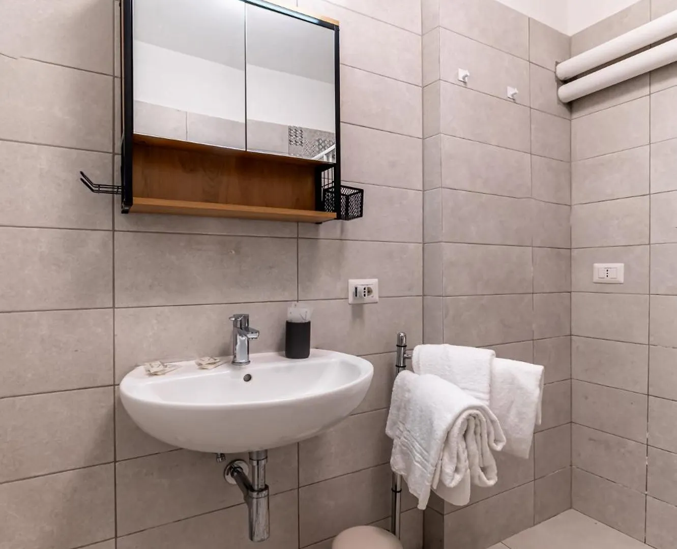 Luca Flat - Tiburtina Train Station & Wi-Fi Apartment Rome